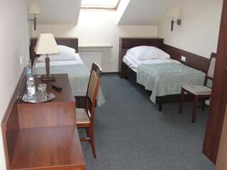 Отель Hotel Panorama Островец-Свентокшиский Стандартный двухместный номер с 2 отдельными кроватями-8